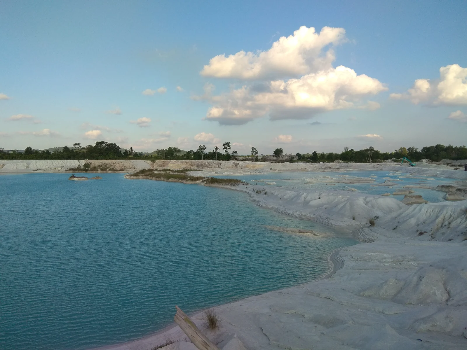 Danau berair biru dengan tepian tanah putih bekas kegiatan pertambangan di Tanjungpandan, Kabupaten Belitung.